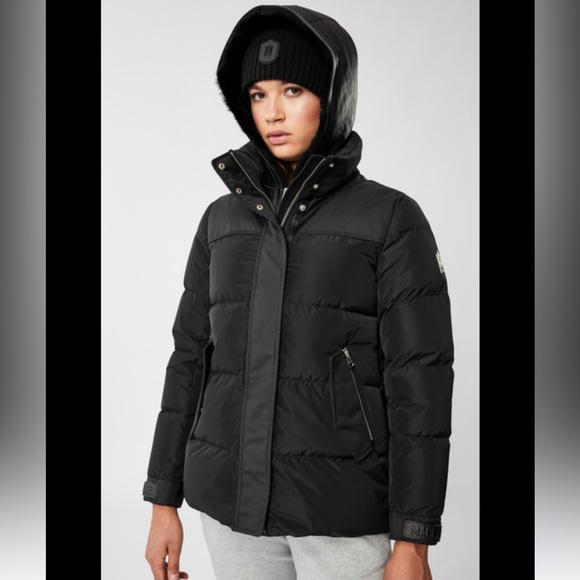 Mackage RANIA is a ladies classic down jacket + removable. Bib hood -New